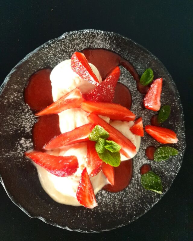 Dezert víkendu🤩 vanilkové mascarpone s jahodami a jahodovou omáčkou😍